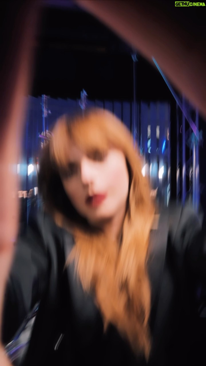 Annalisa Scarrone Instagram - Lasciati trasportare dal vortice. 🌪️ Pre-salva su Spotify “E POI SIAMO FINITI NEL VORTICE”, il nuovo album di Annalisa, in uscita il 29 settembre e scopri contenuti esclusivi.