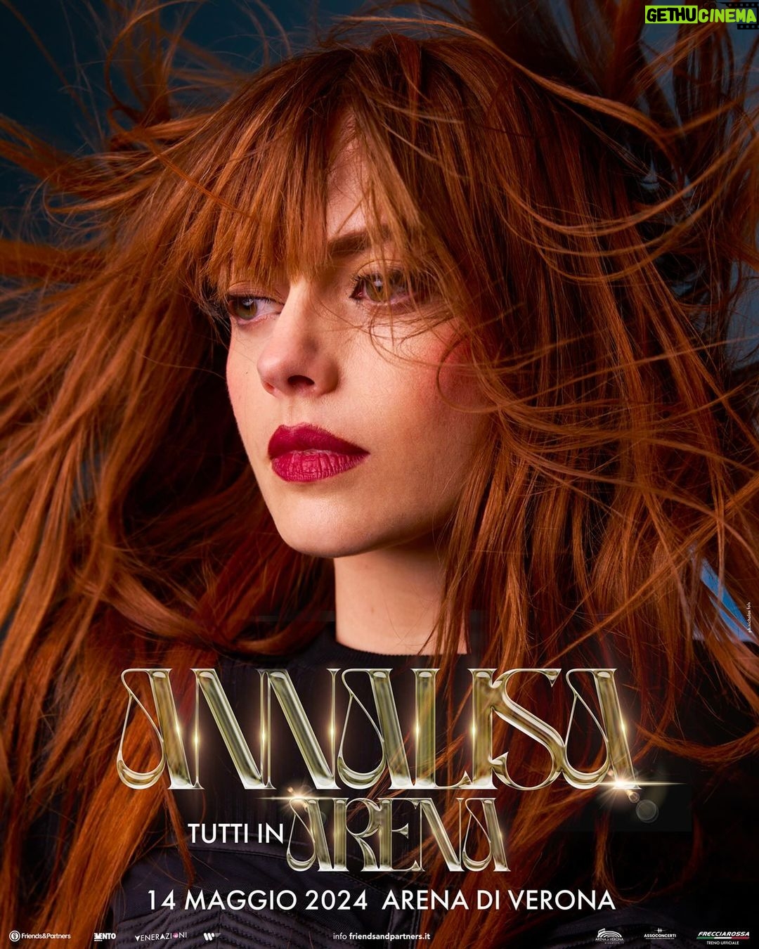 Annalisa Scarrone Instagram - Chi mi conosce sa che quando mi è stato chiesto in passato quale fosse un sogno nel cassetto ancora da realizzare ho risposto che quel sogno speciale era tenere un concerto tutto mio in Arena. Quindi oggi mentre condivido con voi questa foto, questa notizia, me ne voglio ricordare. E voglio ricordarmi che il lavoro, la pazienza, la dedizione, la passione, giorno dopo giorno, goccia dopo goccia si sono trasformati in un vortice che dopo 13 anni ci ha portati qui. Leggo il mio nome, e poi leggo “Tutti in Arena”. Ed è tutto vero 🔥 Grazie 🙏🏻❤️ Prevendite aperte da domani alle 16! Info @friendsandpartners #TuttiNelVortice #TuttiInArena #ArenaDiVerona