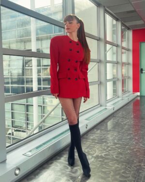 Annalisa Scarrone Instagram - Ci vediamo oggi in apertura di puntata ❤️ 
@amiciufficiale #Sinceramente