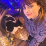 Annalisa Scarrone Instagram - Noi non riusciamo più ad alzarci dopo il pranzo di oggi (appena terminato) 🦭 Vi auguro la felicità! Buon Natale a tutti ❤️