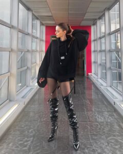 Annalisa Scarrone Instagram - Oggi con estrema gioia ci vediamo a casa @amiciufficiale ❤️ 13 anni dopooooo ❤️ #EPSFNV