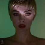 Annalisa Scarrone Instagram - Sembra sole ma è la luna piena che brucia la schiena di una ragazza sola 🤍💧🌕 #RagazzaSola fuori QUESTO VENERDÌ 8/9