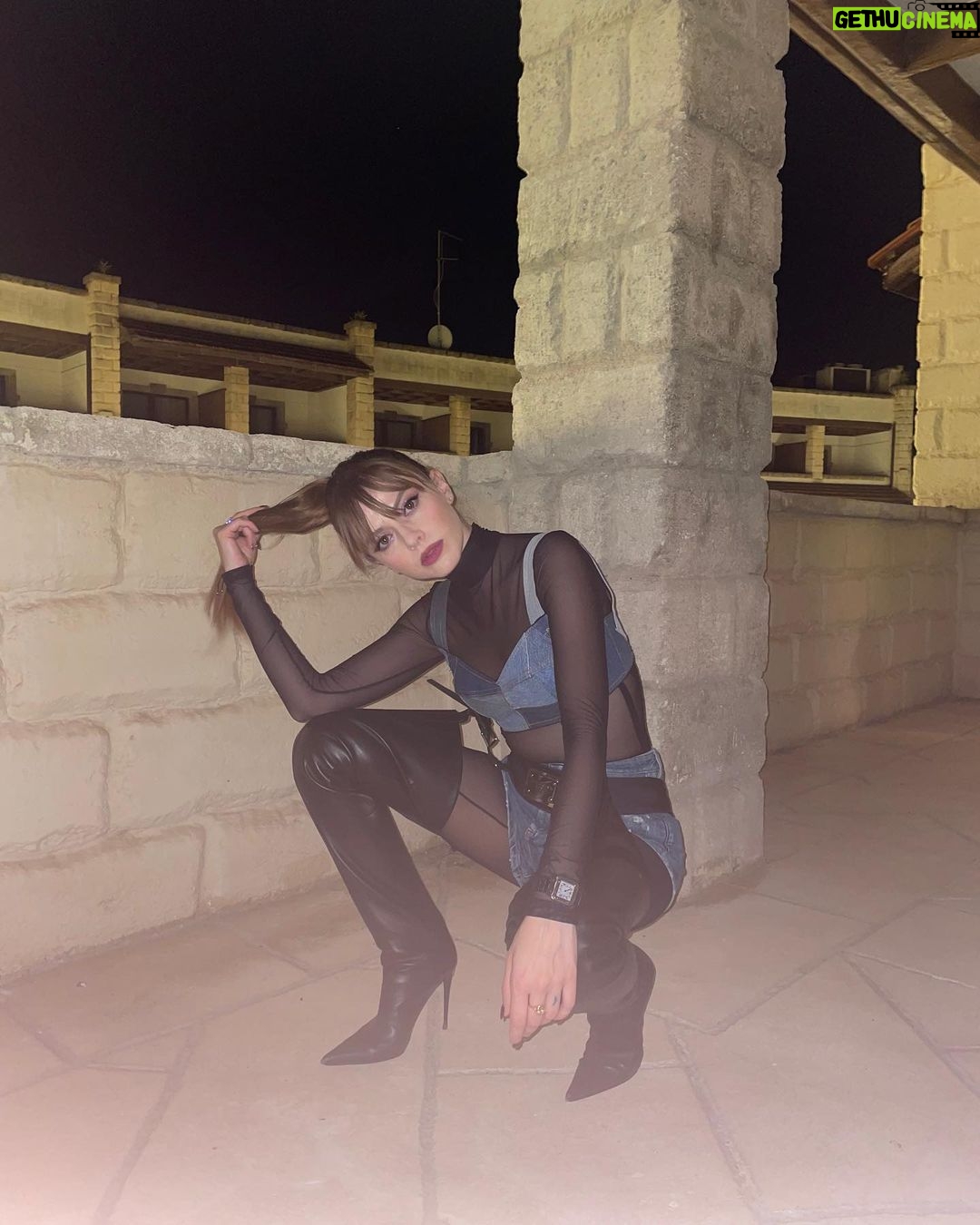 Annalisa Scarrone Instagram - Provare a descrivere tutto il bene che ho ricevuto oggi e che vorrei restituire è impossibile, ma so che voi sapete tutto. Grazie sempre. Grazie perché vi sento. Grazie di quello che sarà ❤️😈