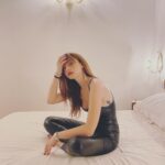 Annalisa Scarrone Instagram - Giugno 2023 L’abbronzatura è sopravvalutata🥛🌝 PS. Ne riparliamo a settembre