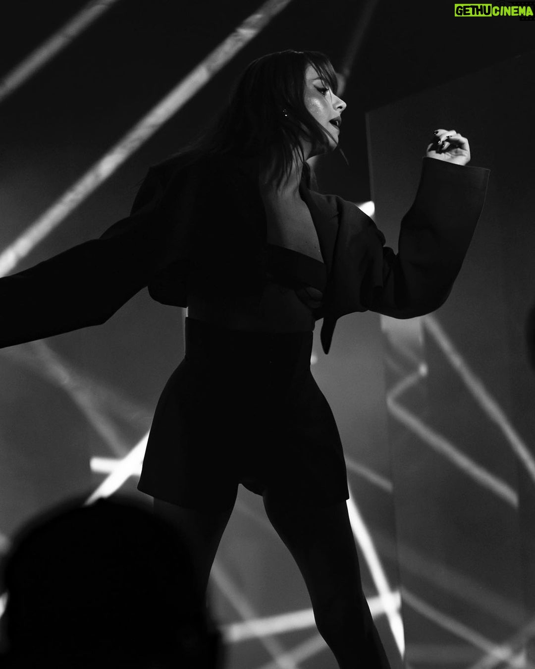 Annalisa Scarrone Instagram - Oggi #Bellissima viene certificata quadruplo disco di platino dopo oltre un anno di permanenza in classifica Fimi. Ripenso a quella telefonata in francese, a quella macchina, a quel vortice di emozioni che mi ha portata qui, oggi, in questo momento. Cosa posso dire? Grazie ancora una volta ❤️ BELLISSIMA QUATTRO VOLTE PLATINO 🥹