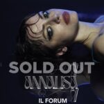 Annalisa Scarrone Instagram - Ripenso a tutti questi anni passati a suonare ovunque. I mesi interi in cameretta, e poi nelle cantine a provare e riprovare, e poi i primi live, le prime canzoni scritte di notte, e poi i concorsi, Amici, e poi il lavoro certosino e paziente che abbiamo fatto tutti insieme, mattone dopo mattone, con la mia squadra e con voi, che mi avete sempre accompagnata da vicino o da lontano, anche quando sopra e sotto il palco eravamo solo qualche decina. E adesso siamo arrivati qui, tutti insieme in questo vortice. Mi sento il cuore scoppiare. IL FORUM È UFFICIALMENTE SOLD OUT 🥹 E vi prometto che lo tireremo giù ❤️ #ILFORUM