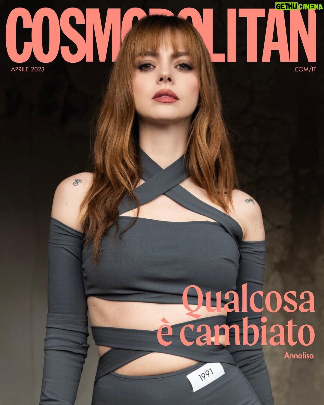 Annalisa Scarrone Instagram - Annalisa, qualcosa è cambiato 💫 Dopo anni di melodie al pianoforte, testi allo zucchero brulé, video in bianco e nero trafitti da immagini spaccacuore, @naliannalisa ha deciso che era tempo di cambiare registro: perché non raccontare una delusione d'amore, un'occasione mancata su melodie che ti fanno ballare, che ti portano a esorcizzare il dolore? Dopo aver raggiunto l'Olimpo della viralità con "Bellissima", ora torna con il secondo capitolo della saga dance sulle relazioni che non vanno in porto. Periodo d'oro? Fortuna? No, dedizione e un tuffo nel cambiamento che richiede coraggio. @naliannalisa è il volto e la storia della cover digitale di Cosmopolitan Italia. Leggi l’intervista completa su Cosmopolitan.it 
 Foto @nicholas.fols Styling @susanna_ausoni
Look @dolcegabbana Make up @greta_ag con @yslbeauty Hair @andreapirani92
 Intervista @francescascrimizzi Editor in Chief @laviniafarnese #cosmopolitan #annalisa