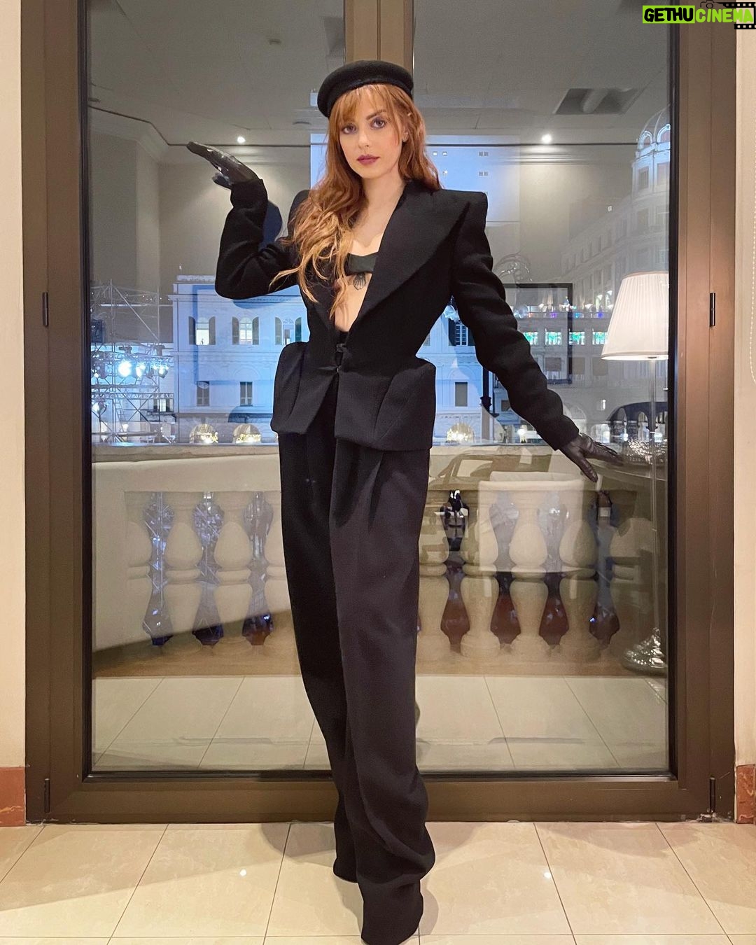 Annalisa Scarrone Instagram - Pronti a brindare insieme đ„â€ïž #capodannoinmusica #Bellissima Genova, la Superba. Genoa. GĂȘnes.