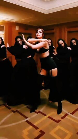 Annalisa Scarrone Instagram - Letteralmente ballare con le lacrime (e con le mie bellissime ombre) sul set del video ❤️‍🔥 #Sinceramente
#Sanremo2024