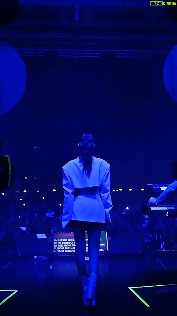 Annalisa Scarrone Instagram - Sono ancora scossa dalle emozioni di ieri. Vedervi davanti a me così tanti, a ballare e cantare e stare semplicemente bene mi ha dimostrato ancora una volta quello che la musica può fare. La musica unisce. Ci unisce tutti, come fossimo un’unica voce. Grazie per avermi aspettata. Per aver avuto fiducia. Per tutto. Avete realizzato un sogno ❤️🪩 E grazie @friendsandpartners @warnermusicitaly @evento_musica VOI SAPETE ❤️ Vi voglio tanto bene Milan, Italy