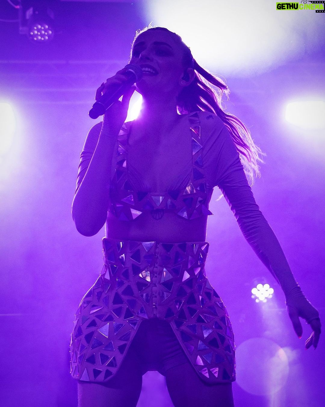 Annalisa Scarrone Instagram - Ci vediamo questa sera al @duelclubofficial 😈💜 #Bellissima #Bellissimi Bari, Italy