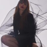 Annalisa Scarrone Instagram - Bonjour / Sorpresa 🖤 Da domani “Sinceramente - French Version” con Olivia Stone fuori ovunque 🩸 #Sinceramente