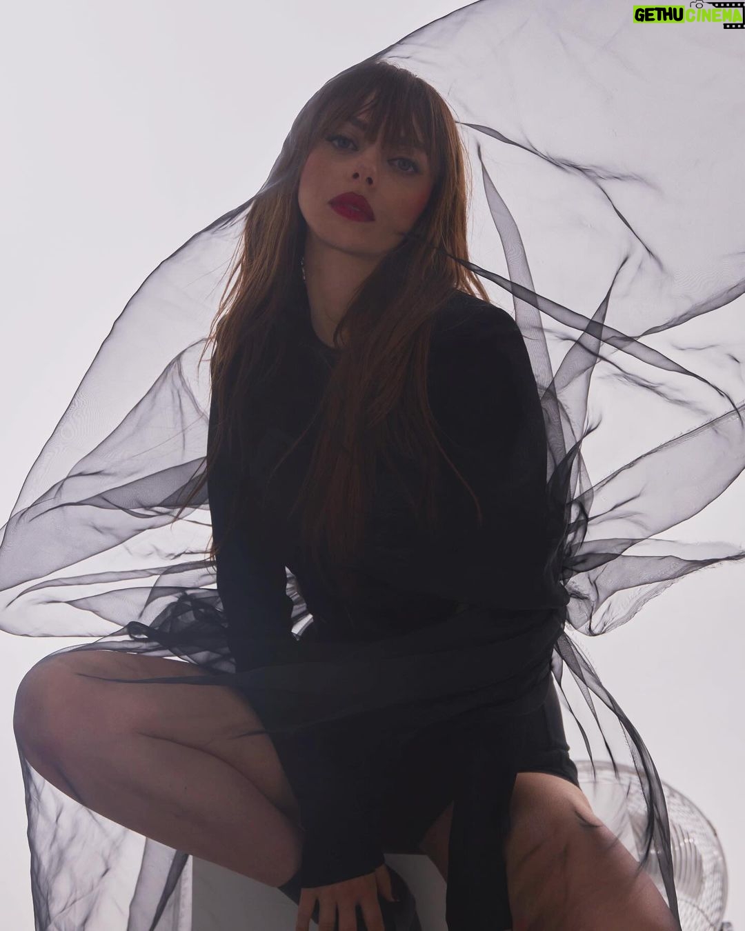 Annalisa Scarrone Instagram - Bonjour / Sorpresa 🖤 Da domani “Sinceramente - French Version” con Olivia Stone fuori ovunque 🩸 #Sinceramente