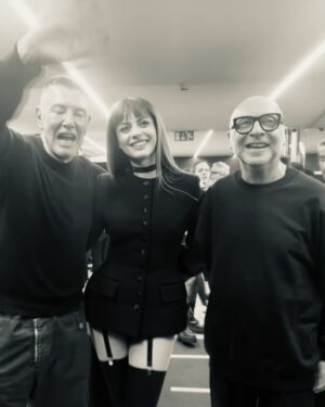 Annalisa Scarrone Instagram - Sinceramente… Quando lo rifacciamo??!!!
Grazie di tutto @dolcegabbana ❤️‍🔥🥲🌪️