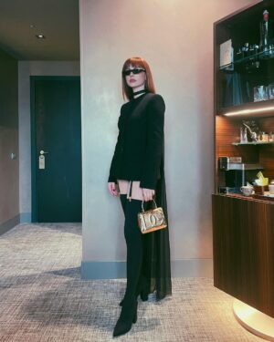 Annalisa Scarrone Instagram - Sinceramente… Quando lo rifacciamo??!!!
Grazie di tutto @dolcegabbana ❤️‍🔥🥲🌪️
