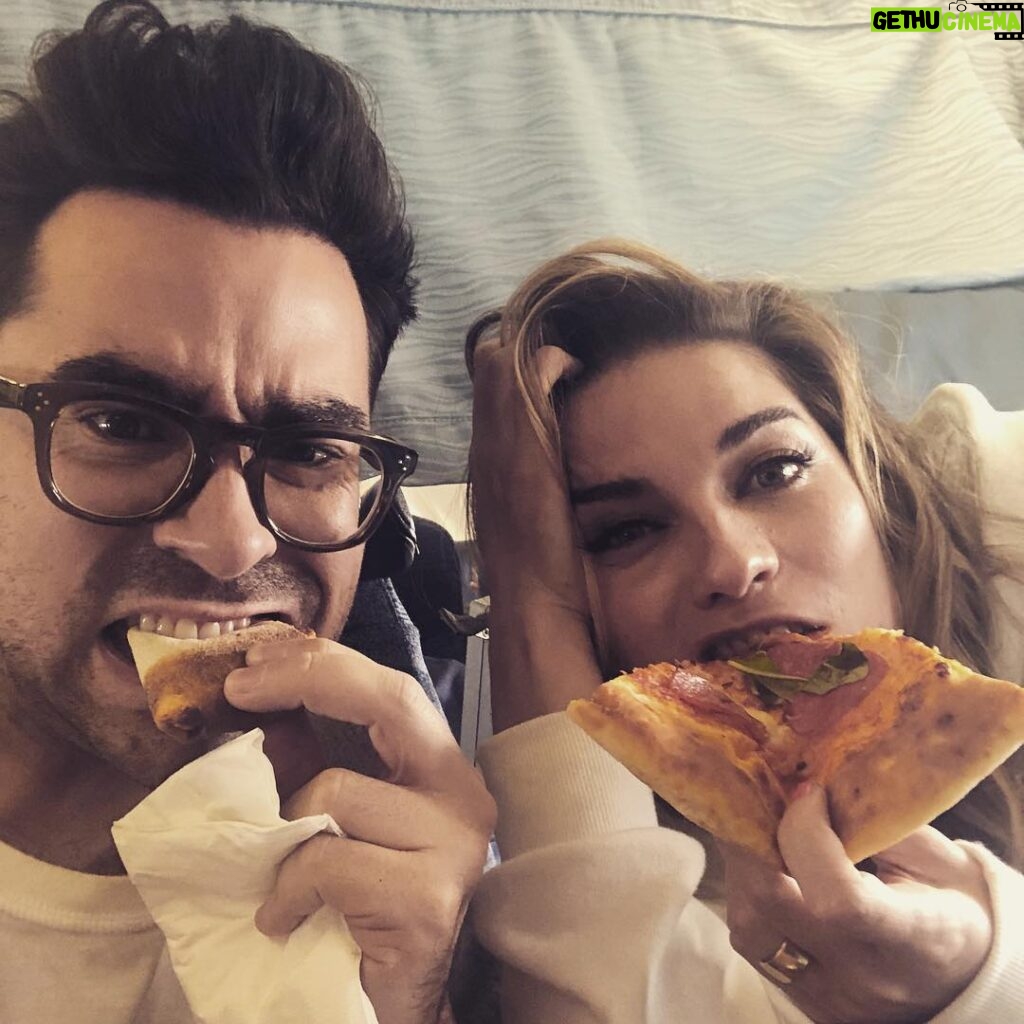 Annie Murphy Instagram - “Annie, sit next to me on the plaaaane! Eat pizza with meeeeee! Hold my haaaaaand! You’re my best frieeeeeend! Let’s get marrieeeeed!” - Daniel “Needy” Levy, 2018 @instadanjlevy LAX
