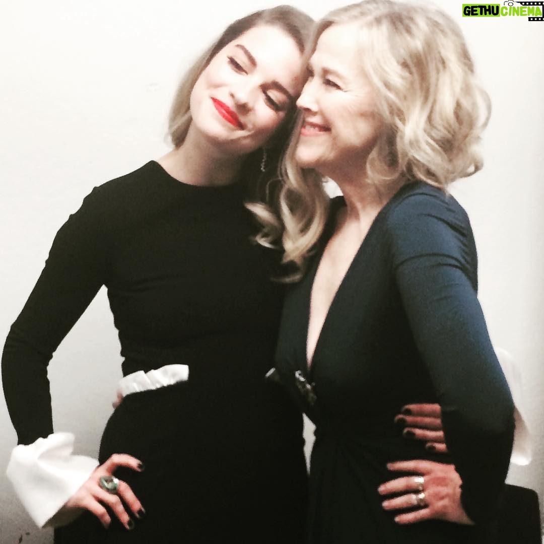 Annie Murphy Instagram - 💘MOM💘 . Season 4 premieres tonight on CBC at 9 EST. See you and your Christmas onesie and your generous glass of wine there! #schittscreek