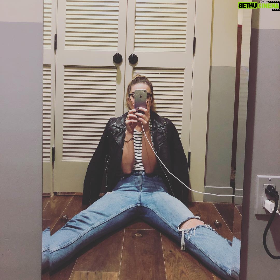 Annie Murphy Instagram - If you’re into three or potentially even more wild optical illusions, is this ever the photo for YOU!