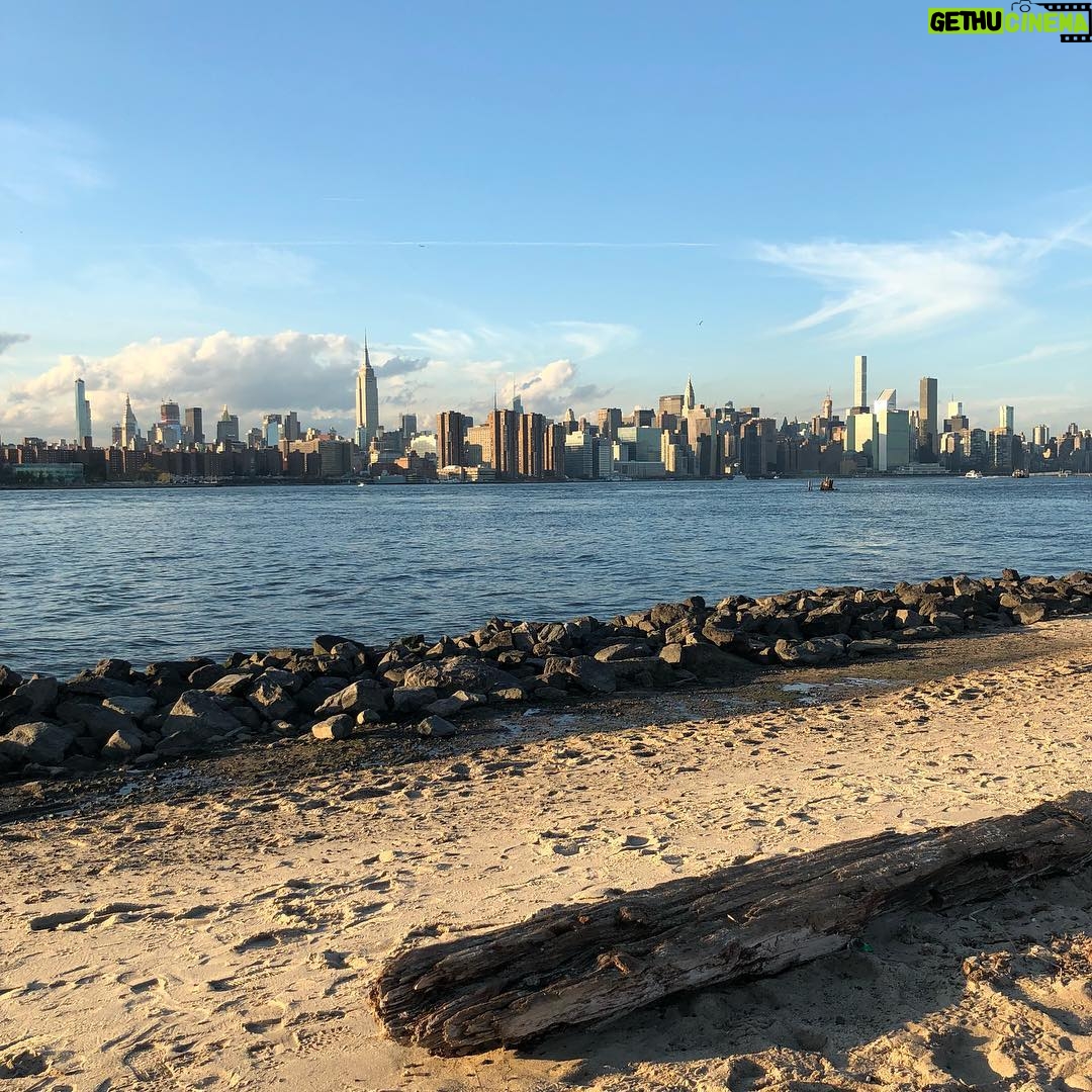 Annie Murphy Instagram - This city deserves to have “2Become1” lovingly sung to it every damn day.