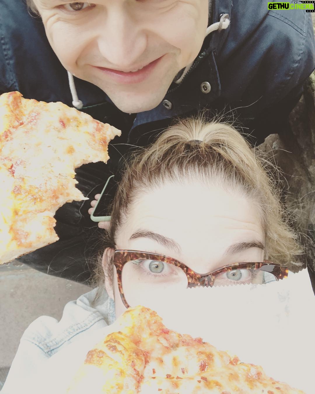 Annie Murphy Instagram - HELLO WE’VE BEEN IN NEW YORK FOR 5 MINUTES. New York, New York