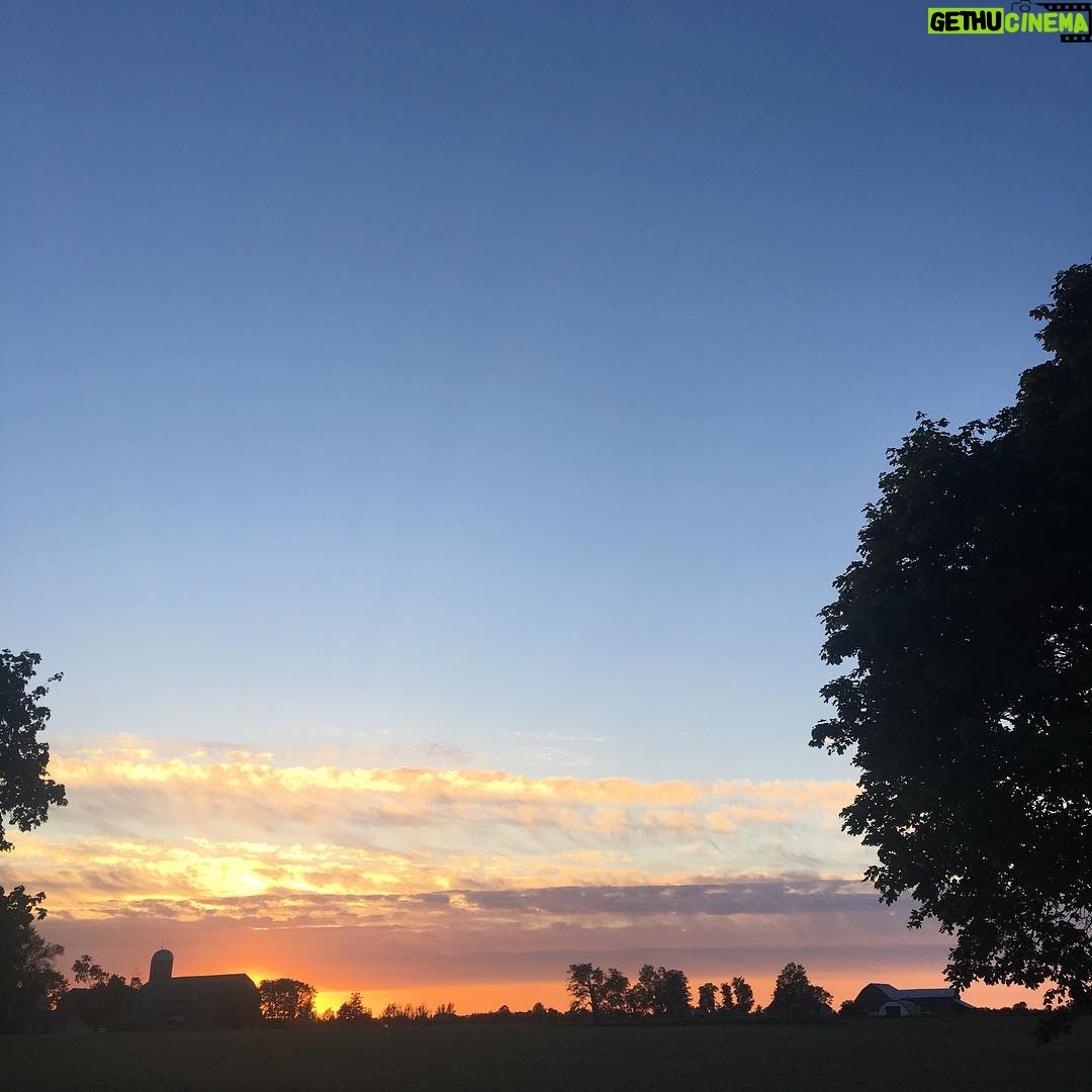 Annie Murphy Instagram - This is where I worked today there is no filter on this photo get a load of that sunset will ya. #schittscreek Uxbridge, Ontario