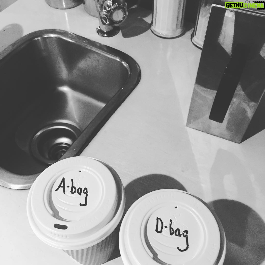 Annie Murphy Instagram - Today I bought my boss a coffee. @instadanjlevy . Tonight, @schittscreek season 3 finale in π¨π¦ , tomorrow in πΊπΈ ! Full Stop