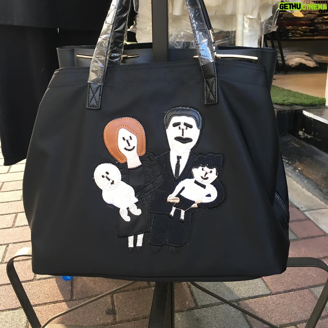 Annie Murphy Instagram - 1) @schittscreek is coming back for a 4th season and I. Am. Thrilled. 2) I found this eerie purse in Japan and didn't buy it because it's very ugly, but LOOK AT IT!!