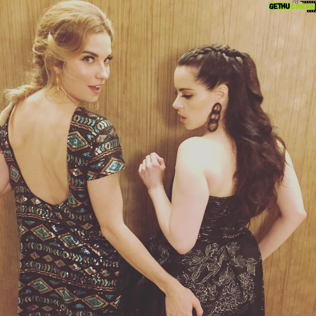 Annie Murphy Instagram - 👉👌 @emilyhampshire @champagnepapi