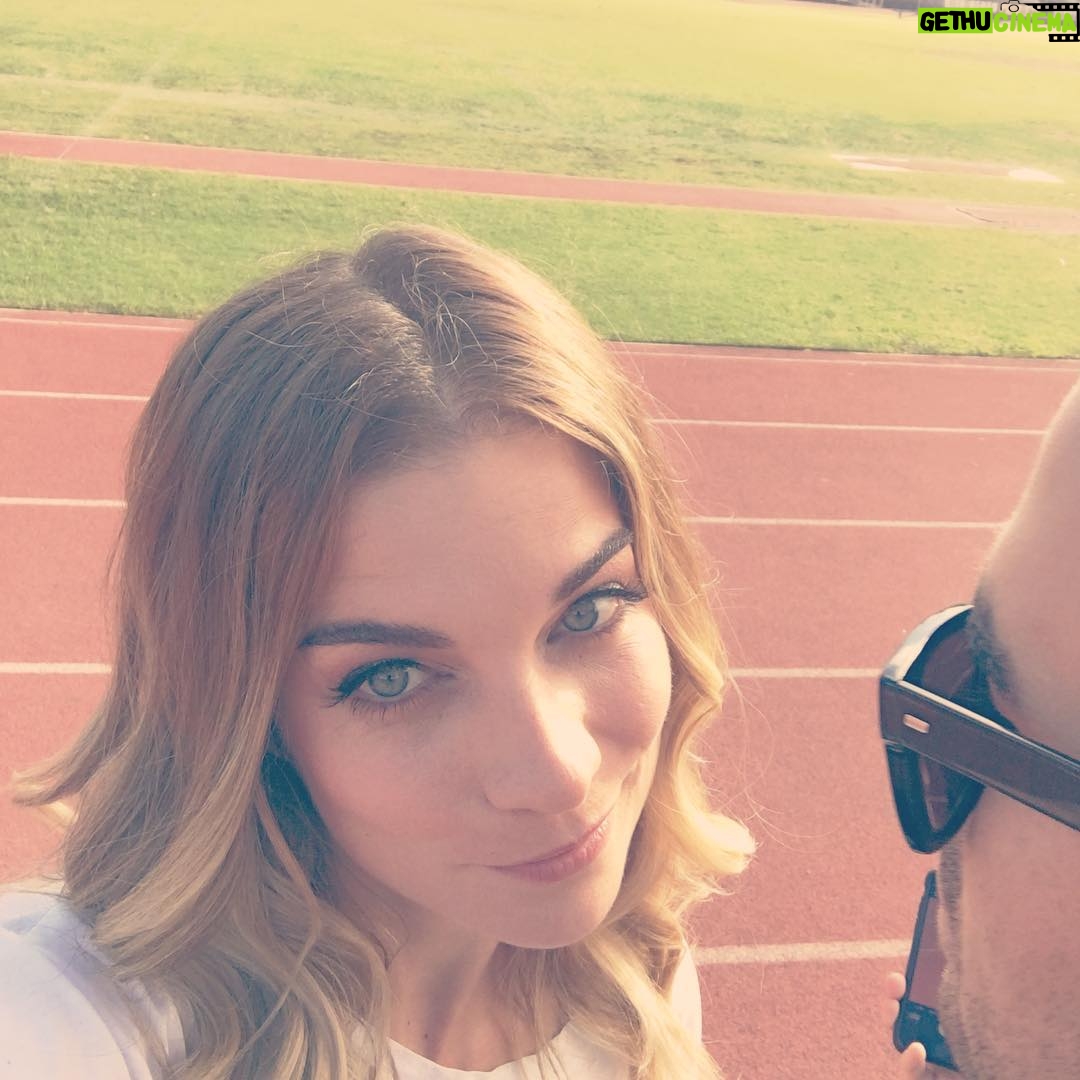 Annie Murphy Instagram - My professional colleague @instadanjlevy and me at our engagement photo shoot! 💋💍💋#schittscreek Season 3 premieres TONIGHT at 9pm on @cbc