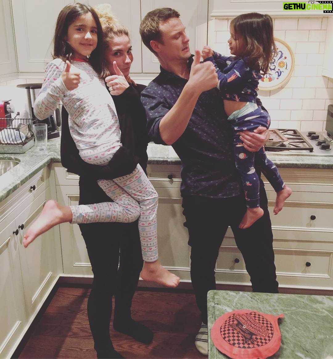 Annie Murphy Instagram - Four dudes and a whoopee cush. @andreamclorie