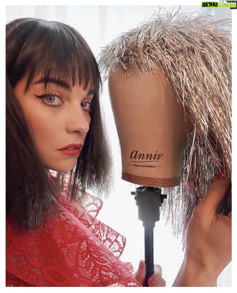Annie Murphy Instagram - Because my name is Annie and the mannequin head also has Annie on it which is my name, so I'm holding it next to my real head. 📸: @ana_sorys