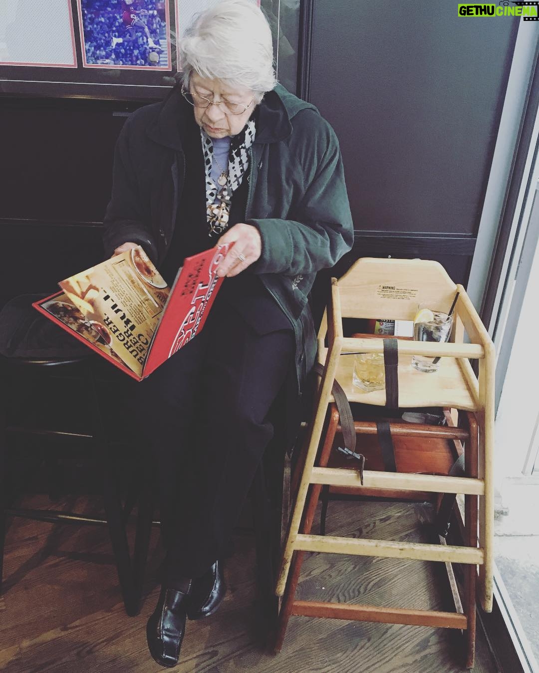 Annie Murphy Instagram - Wing night with Grams.