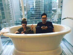 Annie Murphy Instagram - Alone time with @instadanjlevy. 📷@luckymakeup