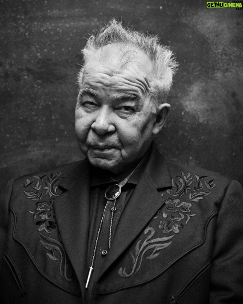 Annie Murphy Instagram - This is the great John Prine through the lens of @vanessaheins. For those of you who don't know his music, do yourselves a favour and get to know it. For those of you who do know his music, I'm sorry for the loss of your dear, dear friend.