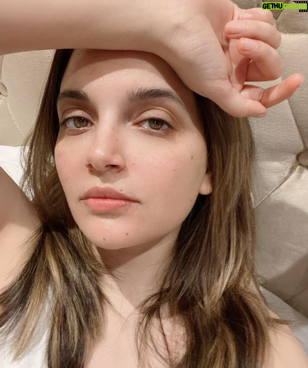 Armeena Khan Instagram - Don’t pay attention to my face, I’m totally chilling out here and very happy. I’ve been buzzing all day infact, can’t wait to share my news with you guys soon. ❤️🤓😬😬 #Happy #grateful