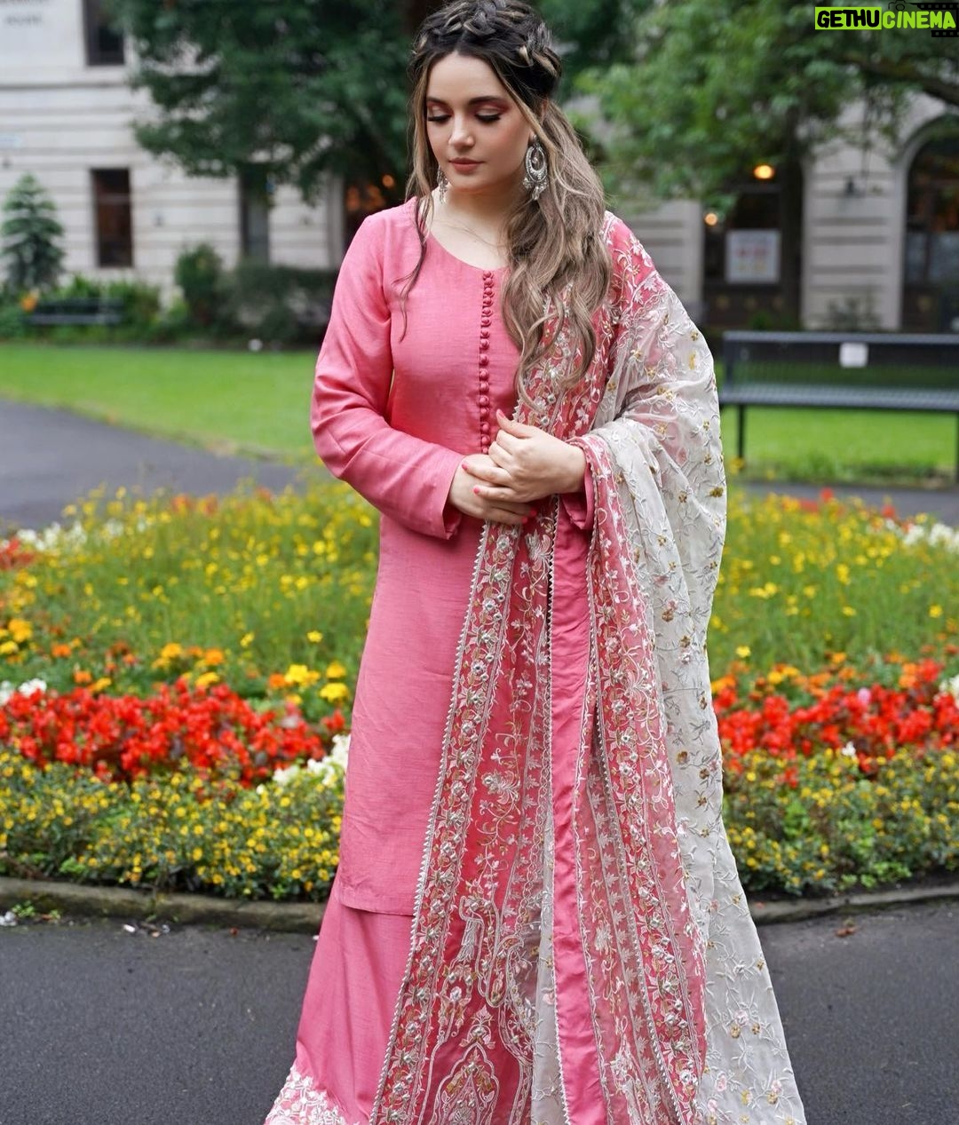 Armeena Khan Instagram - Eid Mubarak ✨✨ 👗 @faizasaqlain X @aisha.zena Styled by @stylebyhassan @hassanabdullahofficial Coordinated by @rohama.riaz #lategram #eidmubarak