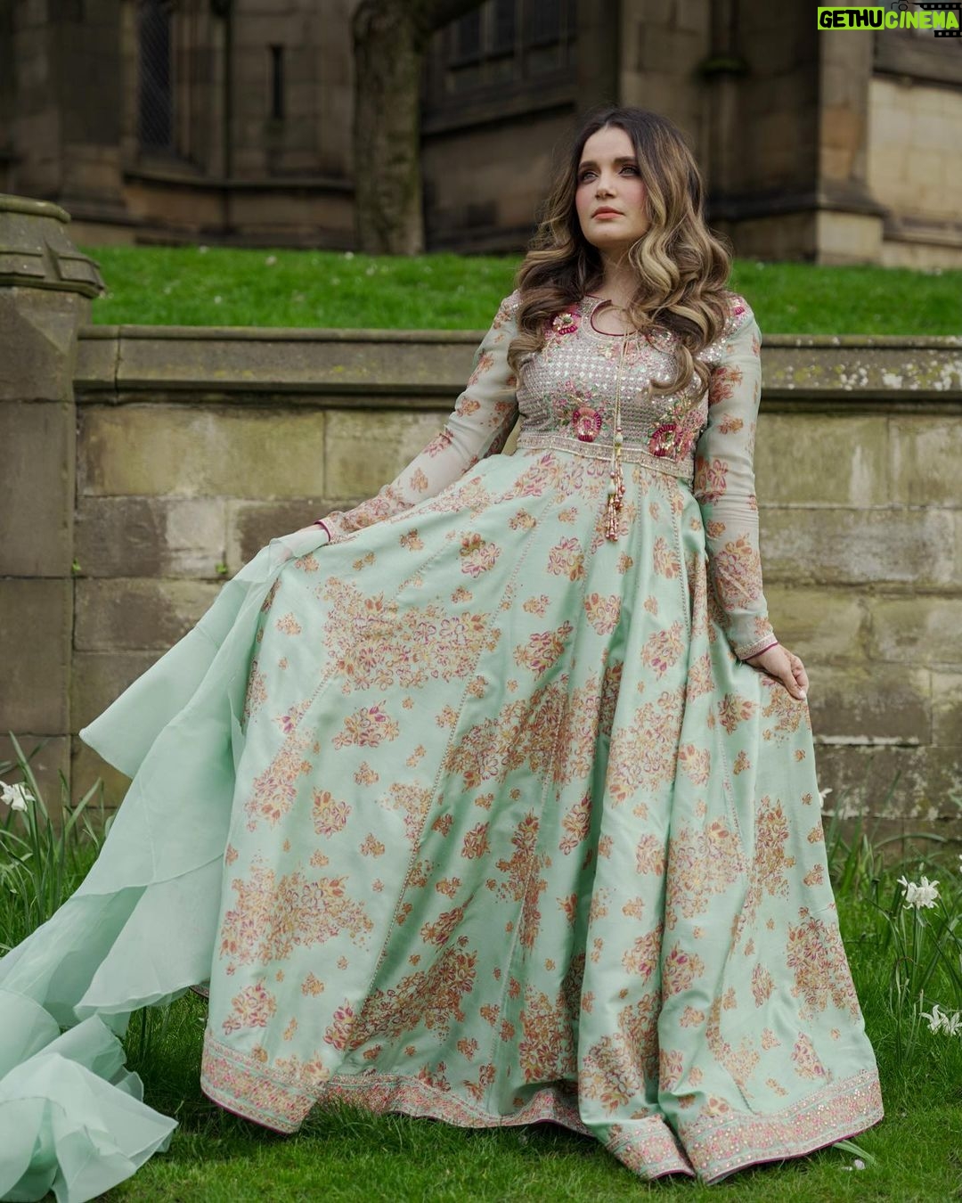 Armeena Khan Instagram - Outfit by @zainabsalmanstudio Photography by @aatifatizafarofficial Hair and makeup by @houseofvanityuk Hair Colour by @catherineboden coordinated by @rohama.riaz ππ Medieval Quarter Manchester
