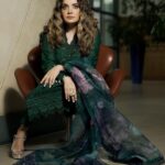 Armeena Khan Instagram - Outfit by @nurehofficial Hair by @catherdineboden 📸 Photography by @aatiatifphotography 💫💫