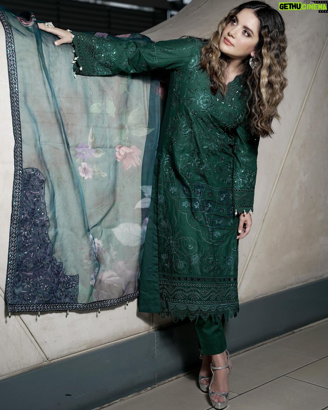 Armeena Khan Instagram - Outfit by @nurehofficial Hair by @catherineboden 📸 Photography by @aatifatizafarofficial 💫💫 Manchester, UK