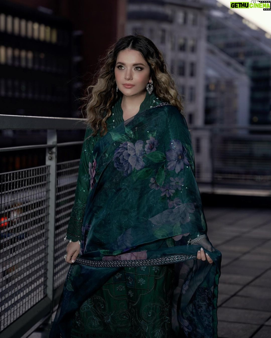 Armeena Khan Instagram - Outfit by @nurehofficial Hair by @catherineboden 📸 Photography by @aatifatizafarofficial 💫💫 Manchester, UK