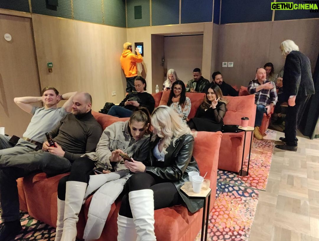 Armeena Khan Instagram - From the cast/crew screening last night for a short film. #funtimes #donotstandinfrontoftheprojector < @aatifatizafarofficial 🎬🎬 Manchester, UK
