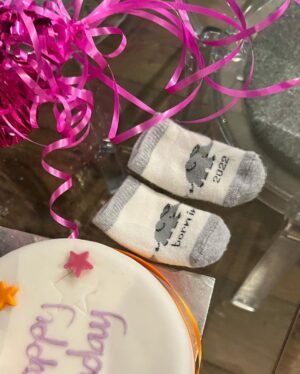 Armeena Khan Instagram - Presenting our precious little angel - Amelie’ Isla to our well-wishers, fans, family and friends. 🧚🏼‍♂️🧚🏼‍♂️👨‍👩‍👧 Our hearts are full of love and gratitude as we celebrate her arrival. MashaaAllah 🤲🏽🤲🏽 @feslkhan ✨✨