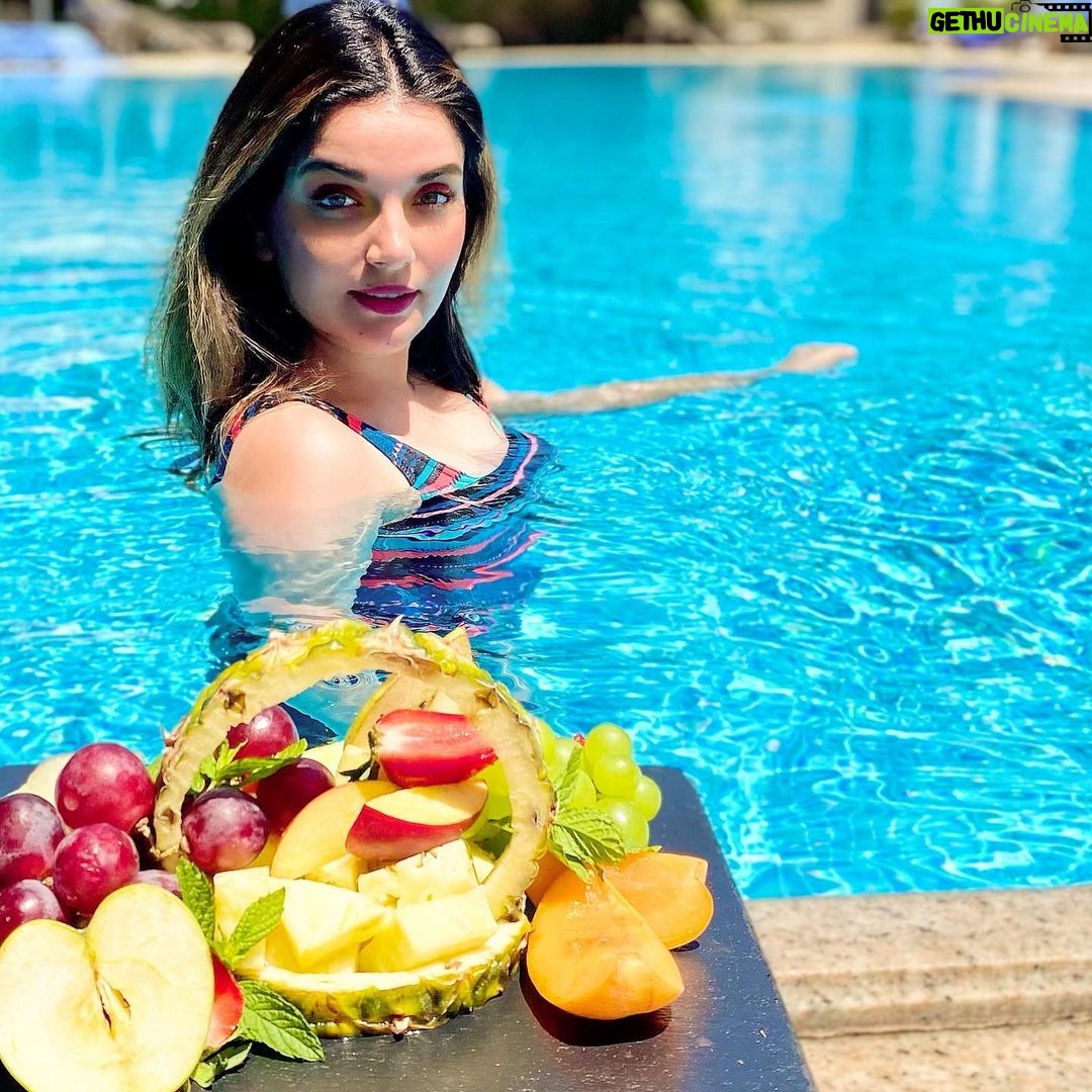 Armeena Khan Instagram - “Poolside is my paradise.” - Anon. #AldemarRoyalMare #Crete 🔥💋 Aldemar Royal Mare Village & Thalasso