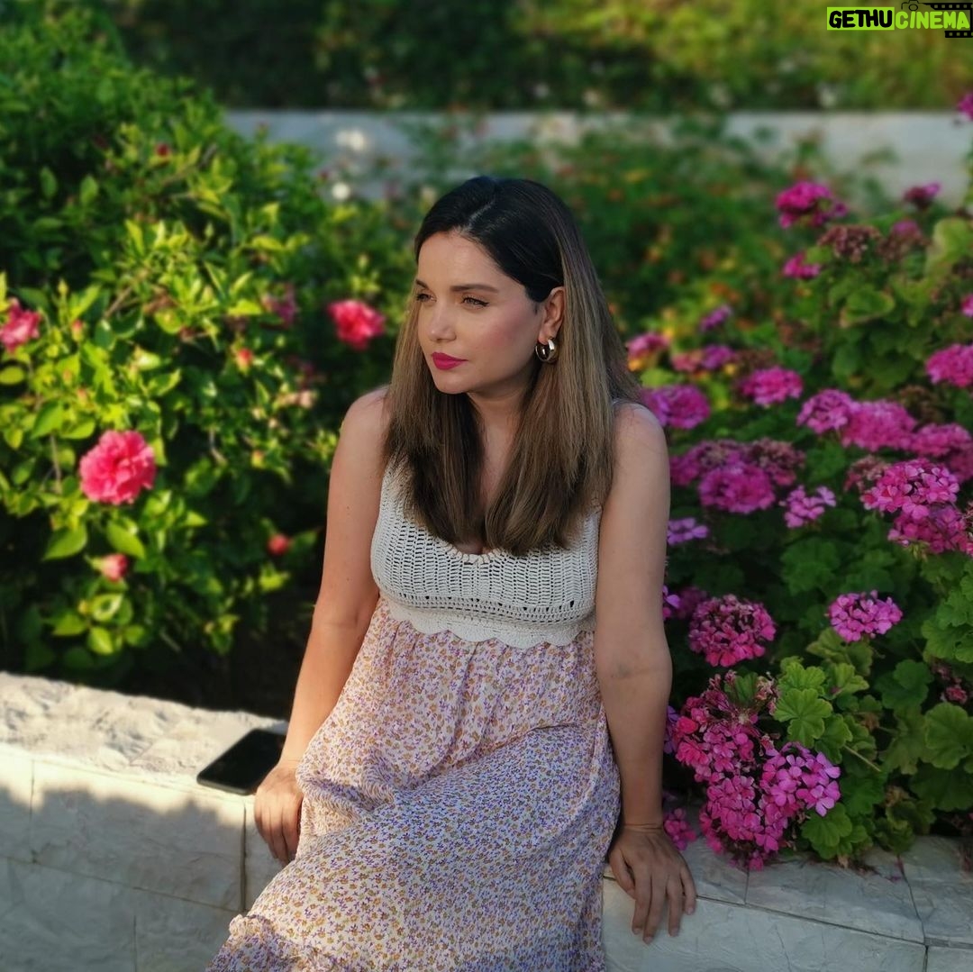 Armeena Khan Instagram - Flowers on my lips - He said. 😍 🫠 #imeltedalittle Heraklion, Crète