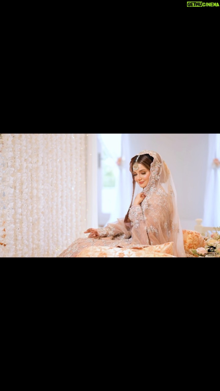 Armeena Khan Instagram - β¬β΄π π©πΆ βπΆππβ― βπΆππβ― ποΈ Ψ¨ΩΩ ΩΫ ΫΩΪ©Ϋ ΫΩΪ©Ϋ π π©πΎπππΆπ½ ππΆππ
πΆπΎβπ ~ β’ Direction & Decor @nkdecor_official β’ Muse #Armeena @grai7 β’ Videography & Photography @moazzamalifilms β’ Hair @hairbyruksana β’ Makeup @foziatawfiq β’ Outfit & Jewellery @hoor_qasim β’ Venue @thakehammanor β’ Florals @floralboutiquebyasma β’ Henna @hennabysadaf β’ Makeup & Hair Artists @aneelia_mua @shazia_afsar_mua @syma_mua β’ Female Models @hinasarf @Katiejmeridith @xameena__ @pkaur_xo @marixmkhan β’ Male Models @pavensangha @mo_980_