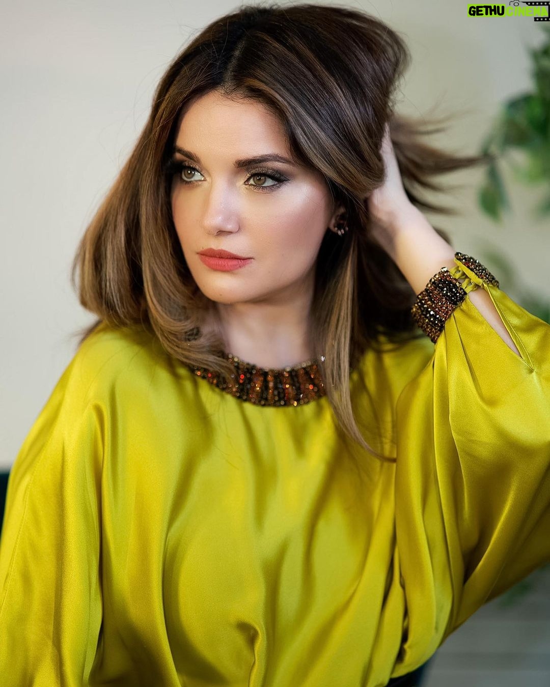 Armeena Khan Instagram - Styling by @philltarling ✨✨✨ Photography by @aatifatizafarofficial Hair Colour by @catherineboden Outfit by @ongoajpairamofficial
