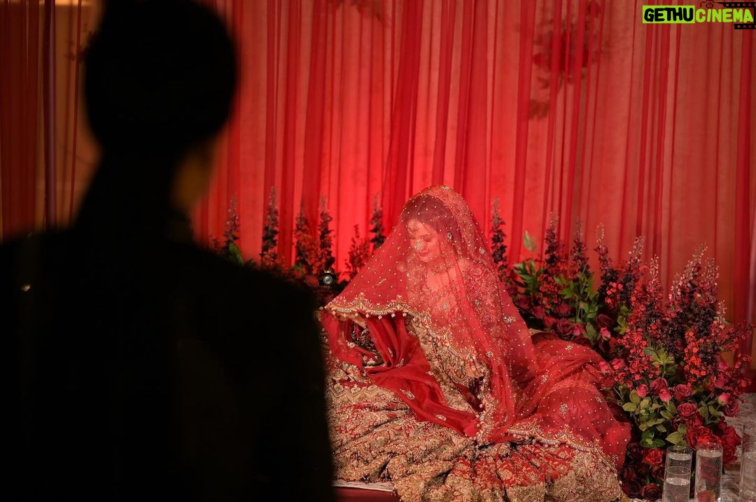 Armeena Khan Instagram - Guess who the groom is? ☺️ Featuring @Armeenakhanofficial & @feslkhan ❤ • Direction & Decor: @nkdecor_official • Location: @thakehammanor • Videography & Photography @moazzamalifilms @theqaboolweddingltd • Bridalwear, Groomswear & Jewellery : @hoor_qasim • Armeena's Hairstylist: @hairbyruksana • Armeena's Makeup: @foziatawfiq • Jewellery Box @mubaraka_uk • Henna: @hennabysadaf • Fresh Florals : @floralboutiquebyasma