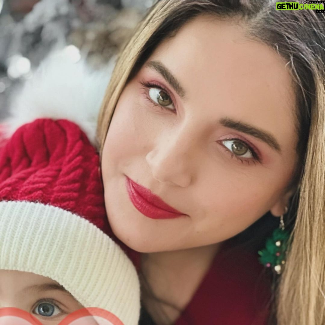Armeena Khan Instagram - Finding pockets of happiness with my little one. Amelie’s first New Years. Mashallah. Mashallah 🤲🏽🤲🏽 🕊️🥺 #Proudmama