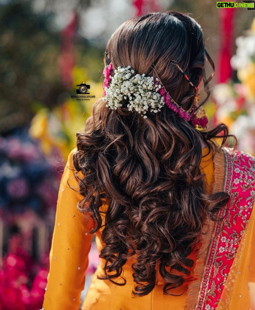 Armeena Khan Instagram - Vasl -e- Yaar Bridal Campaign '22 ~ Hollywood colour blend by @catherineboden • Direction & Decor: @nkdecor_official • Location: @thakehammanor • Videography & Photography @moazzamalifilms @theqaboolweddingltd • Bridalwear & Jewellery : @hoor_qasim • Hairstylist: @hairbyruksana • Makeup: @shazia_afsar_mua • Henna: @hennabysadaf • Fresh Florals : @floralboutiquebyasma