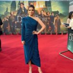 Armeena Khan Instagram - At the World Premiere of #FantasticBeasts @warnerbrosuk @mediahouseldn @tonygill9 ✨✨ Styling by @philltarling Dress brought in all the way from the U.S by @studio.hasanova at @wolfandbadger Jewellery by @zeemouzeng_official Hair and makeup by @rosiekormakeup Hair colouring by @catherineboden Shoes by @prettysmallshoes #SecretsofDumbledore #London ✨✨